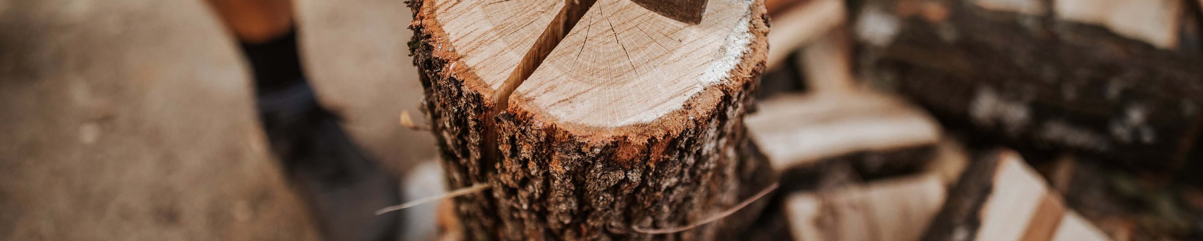 Axt spaltet einen Holzstamm