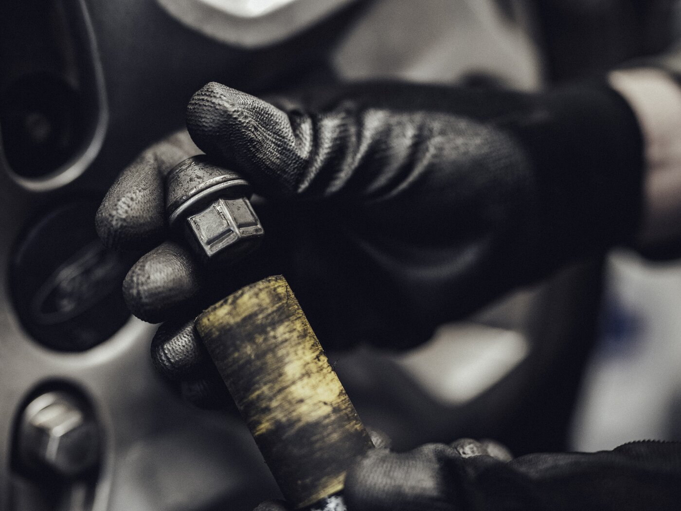 Automechaniker bei der Arbeit